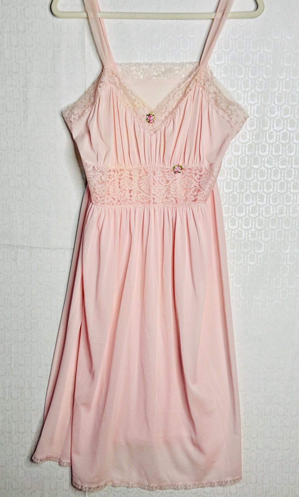 LOVELY!! VTG 60&rsquo;S PINK BOMBSHELL STRETCH LACE PLEATED MIDI SLIP NIGHTGOWN*M