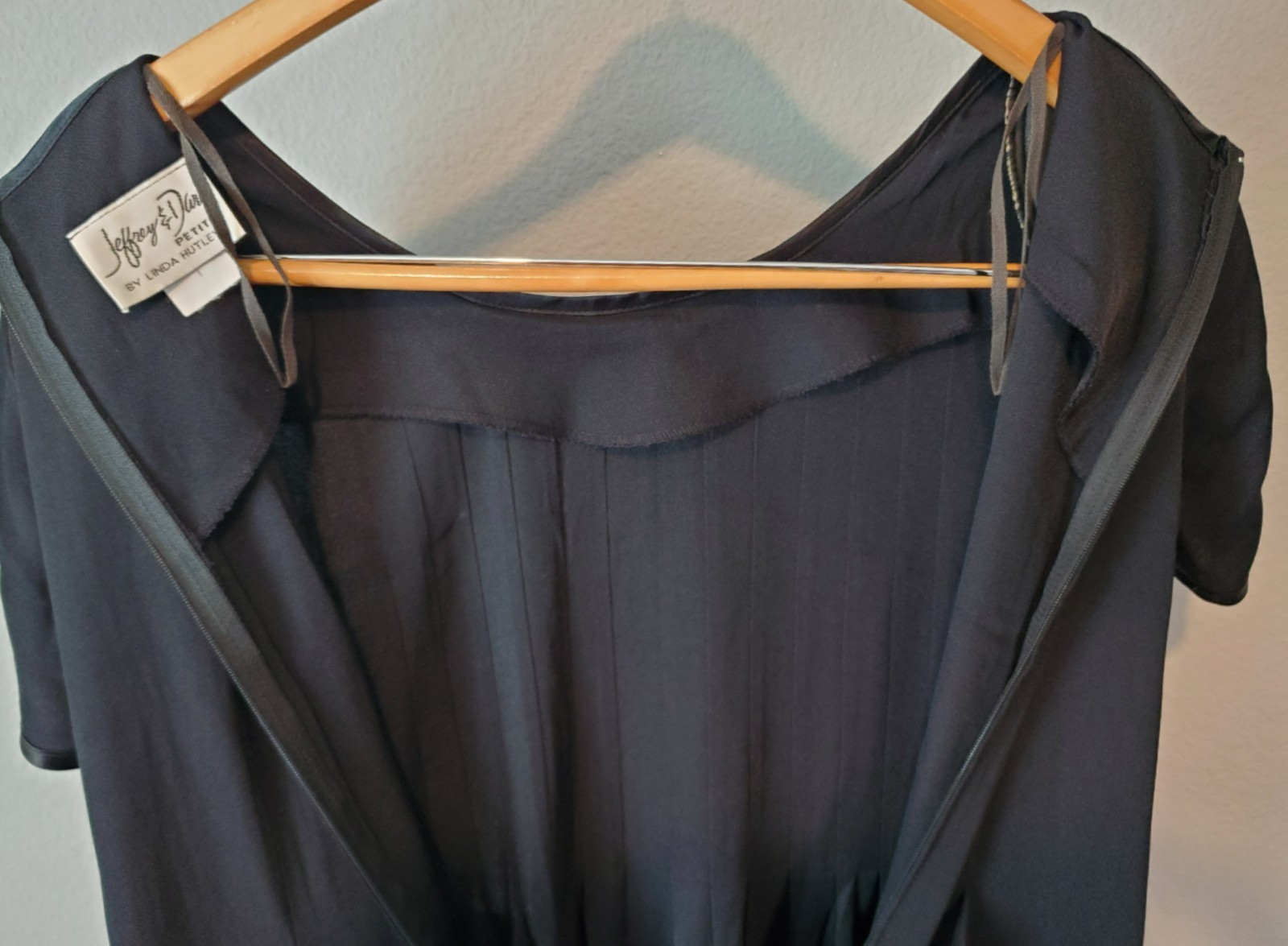 Vintage Jeffrey & Dara Petite Black Pleated Dress Shoulder Pads USA 6