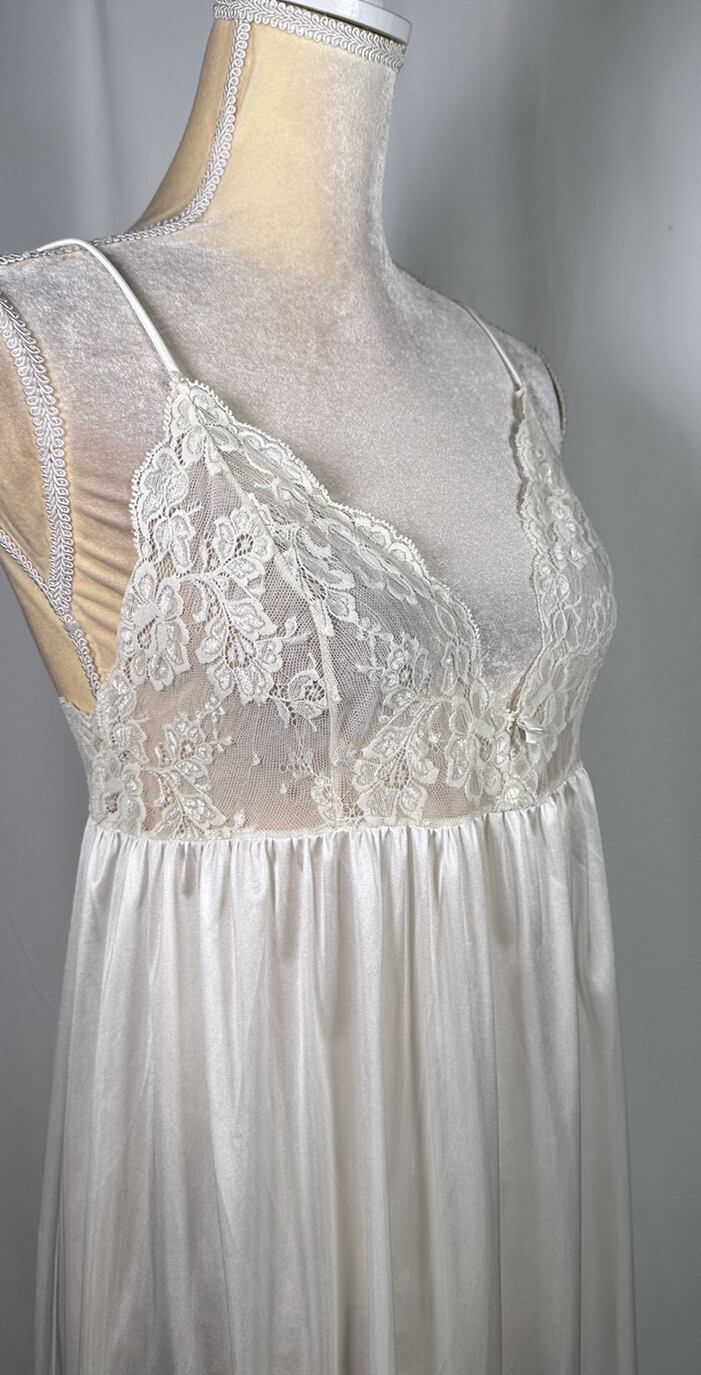 Vassarette Full Slip Lingerie Nightgown Chemise SM / 85 Metric Antron lll Nylon