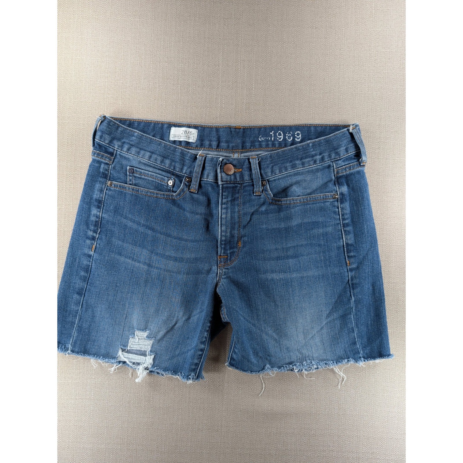 Gap 1969 Sexy Boyfriend Womens 28/6R Denim Cut-Off Shorts Medium Wash