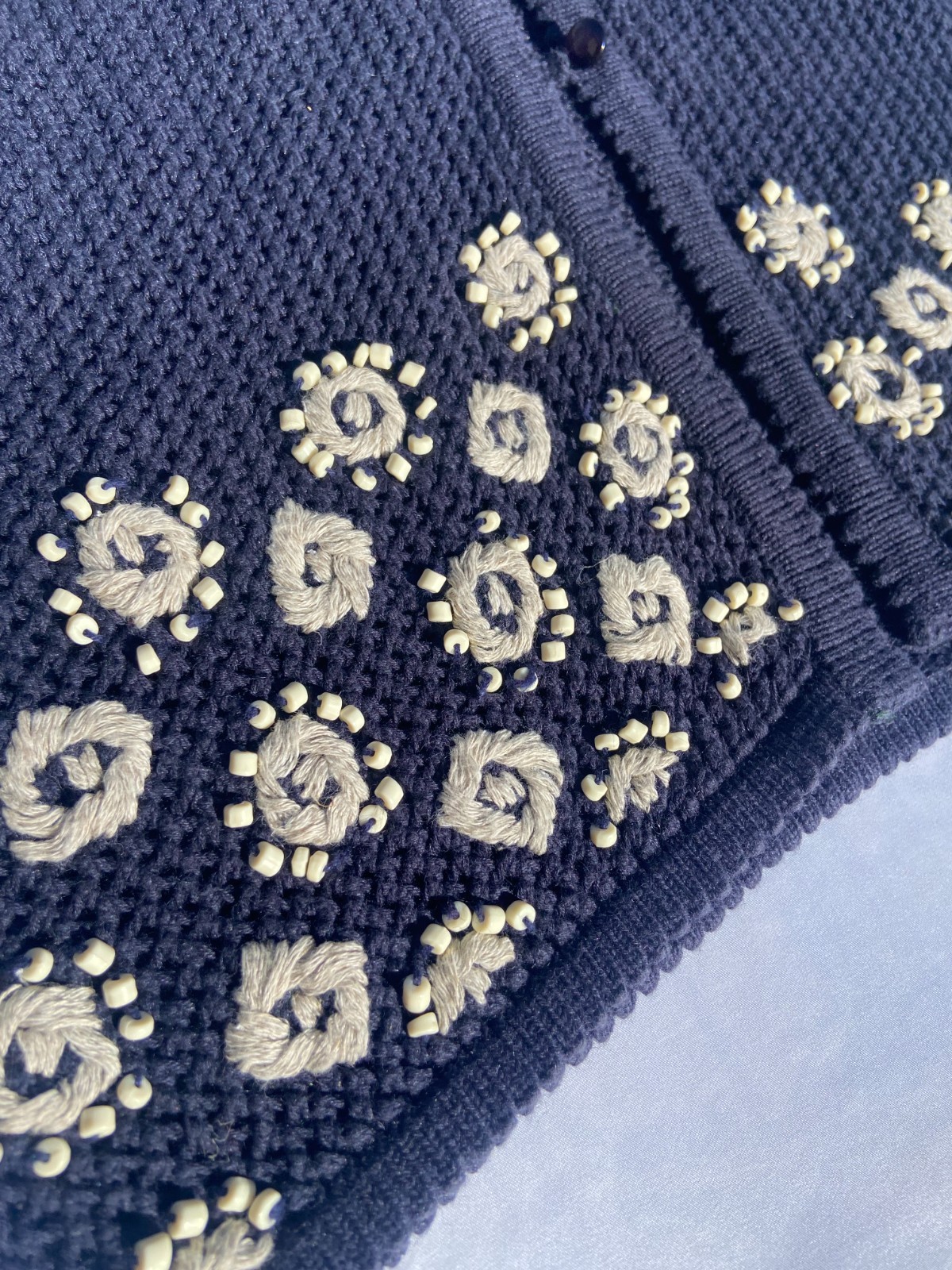 Vintage Womens Crocheted Beaded Sweater Vest Size M Daisies Cottagecore Blue