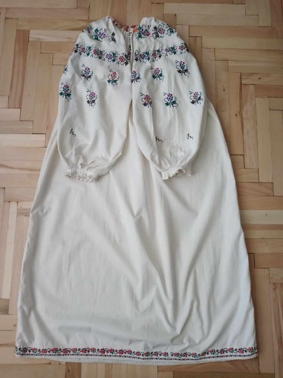 Vintage women&rsquo;s dress hand embroidery