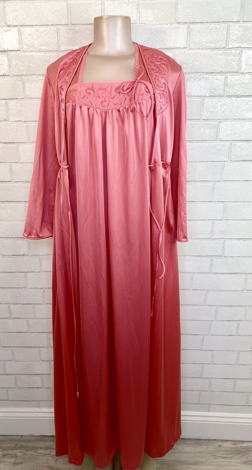 Vintage VANITY FAIR Nylon Pink Peignoir Robe Long Nightgown Hollywood Regency