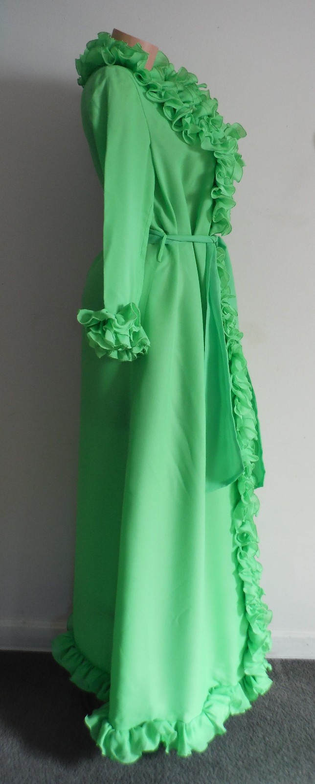 STUNNING & GORGEOUS!! RARE VTG Maxi Robe Wrap Gown 50s/60s? LOTS of Ruffles! S/M