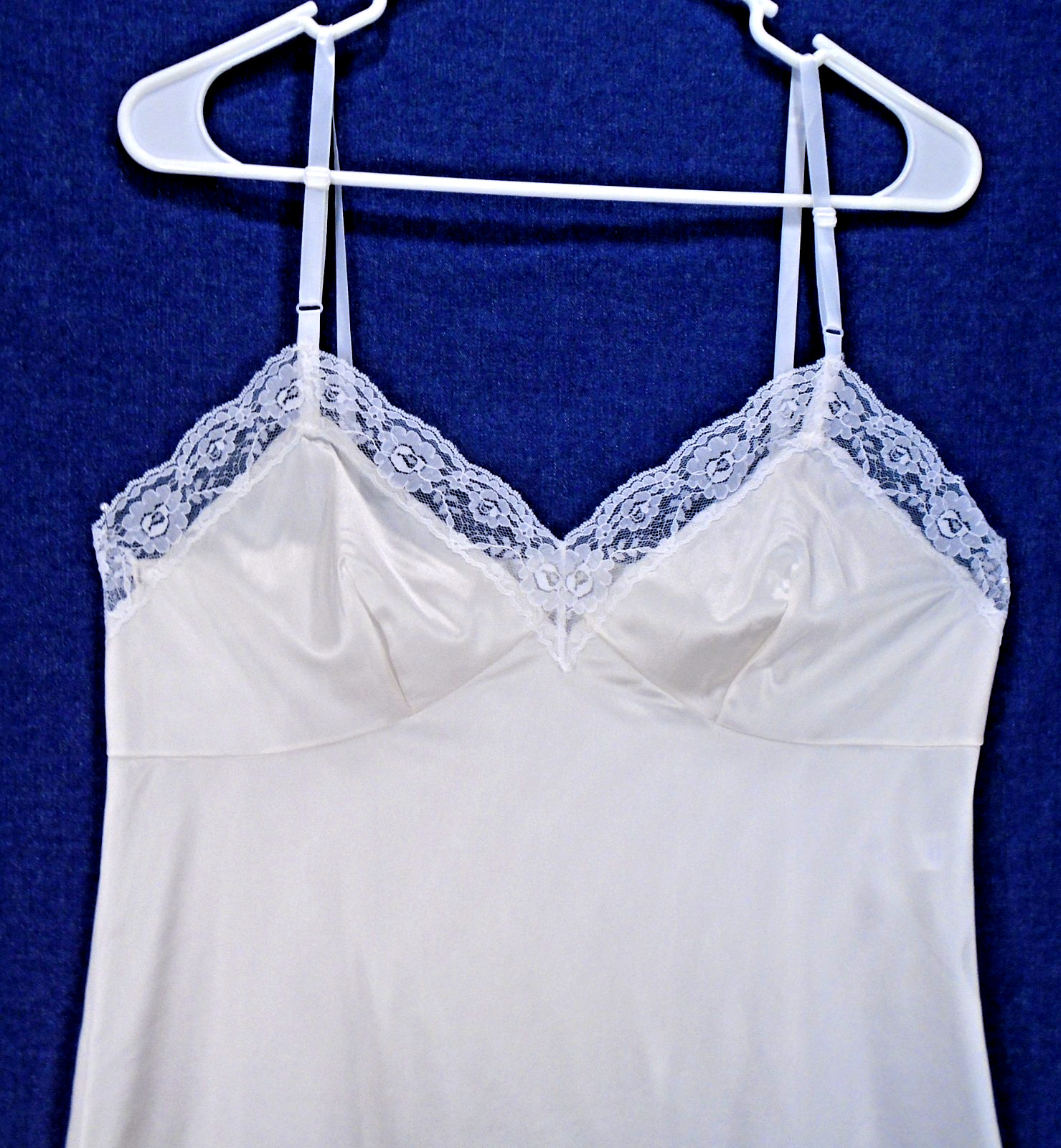 Vintage Off-White Nylon Full Slip A-line Rose Floral Lace 36&Prime; Bust