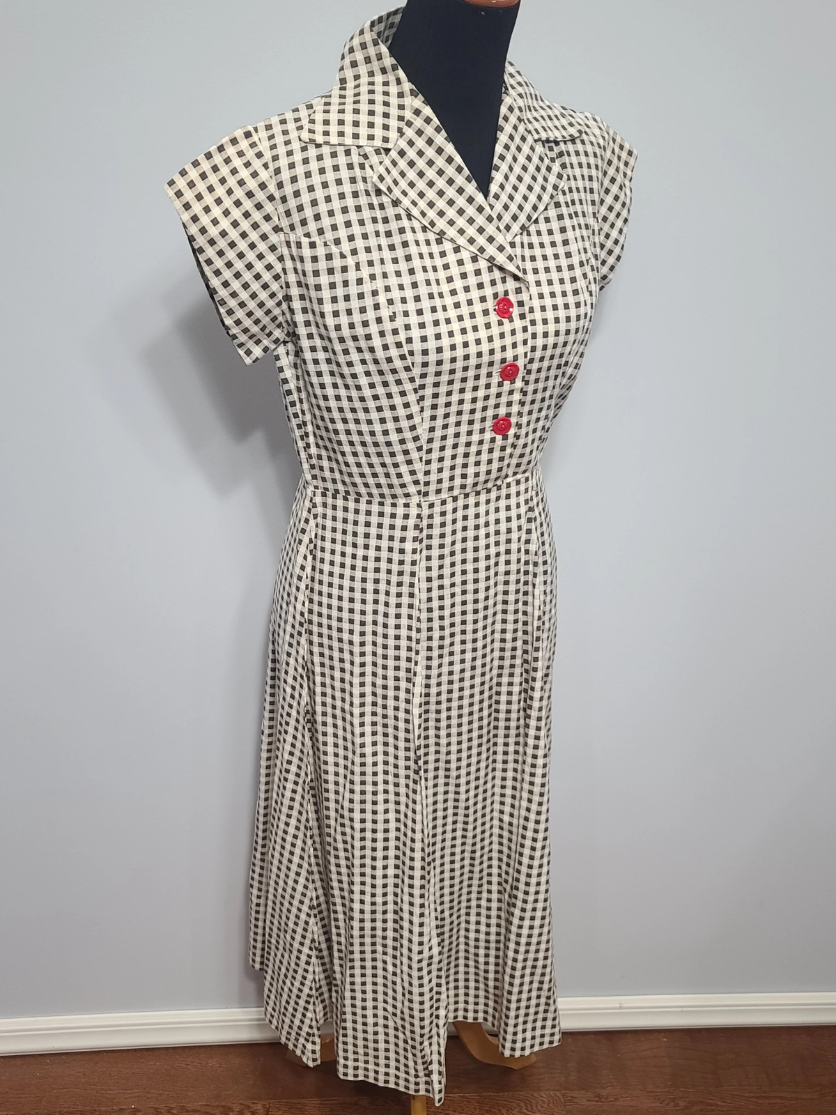 Vintage 1940s Brown Tan Checkered Print Dress Red Buttons WW2 B-38&Prime; W-30&Prime; H-41&Prime;