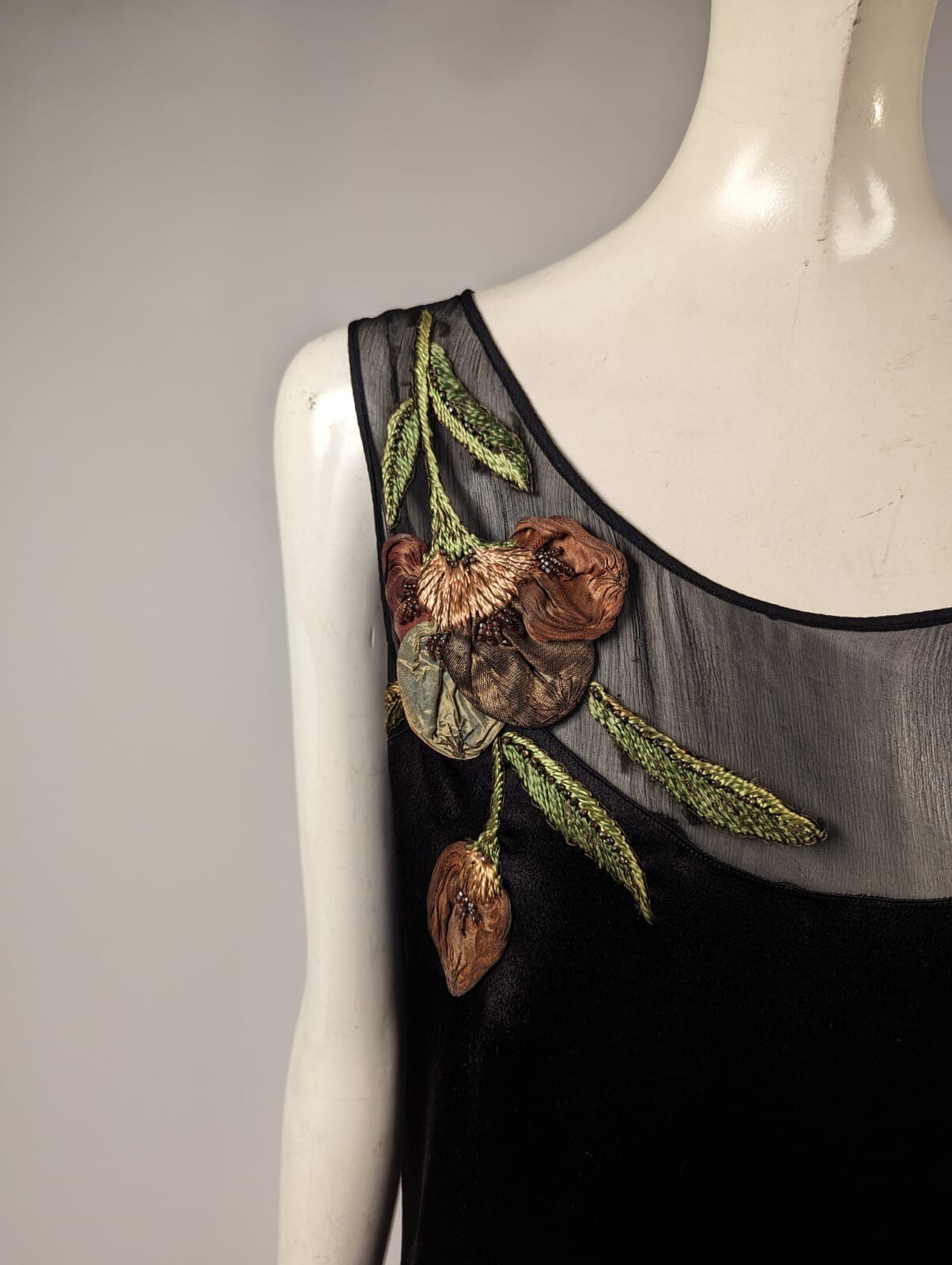 MUSUEUM QUALITY FLAPPER 1920’S SILK + CHIFFON DRESS W METALLIC FLORAL DETAILING