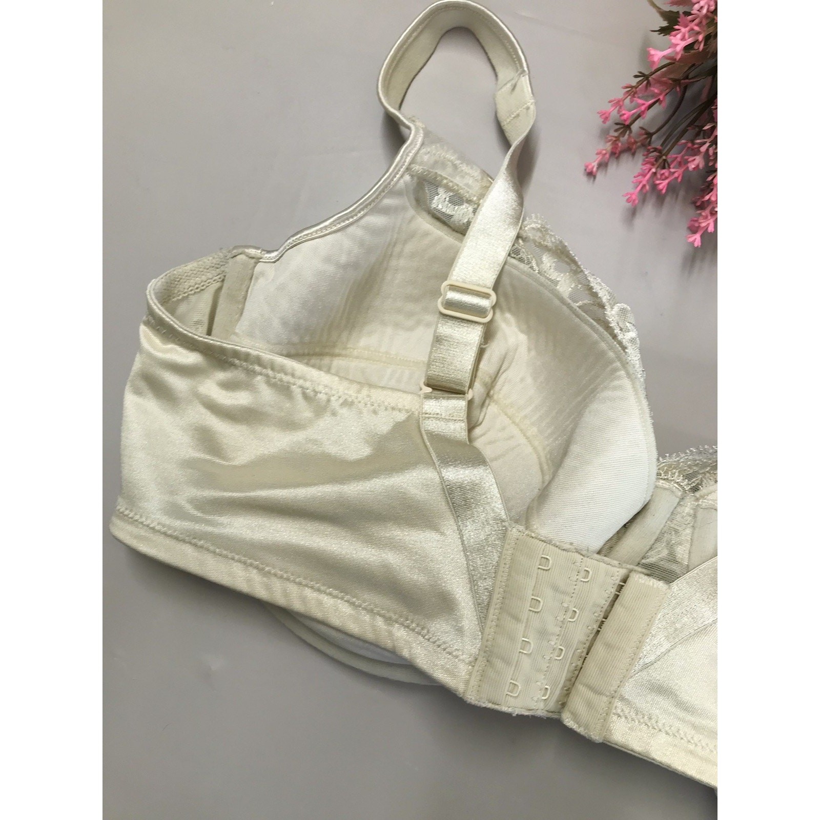 Vintage Playtex Secrets Satin & Lace #4022 Underwire Soft Cup Bra In Ivory 40DD