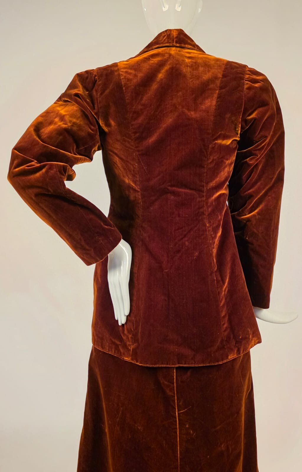 EXCEPTIONAL EDWARDIAN 2 PC HIGH SHINE GOLDEN BROWN SILK VELVET WALKING SUIT