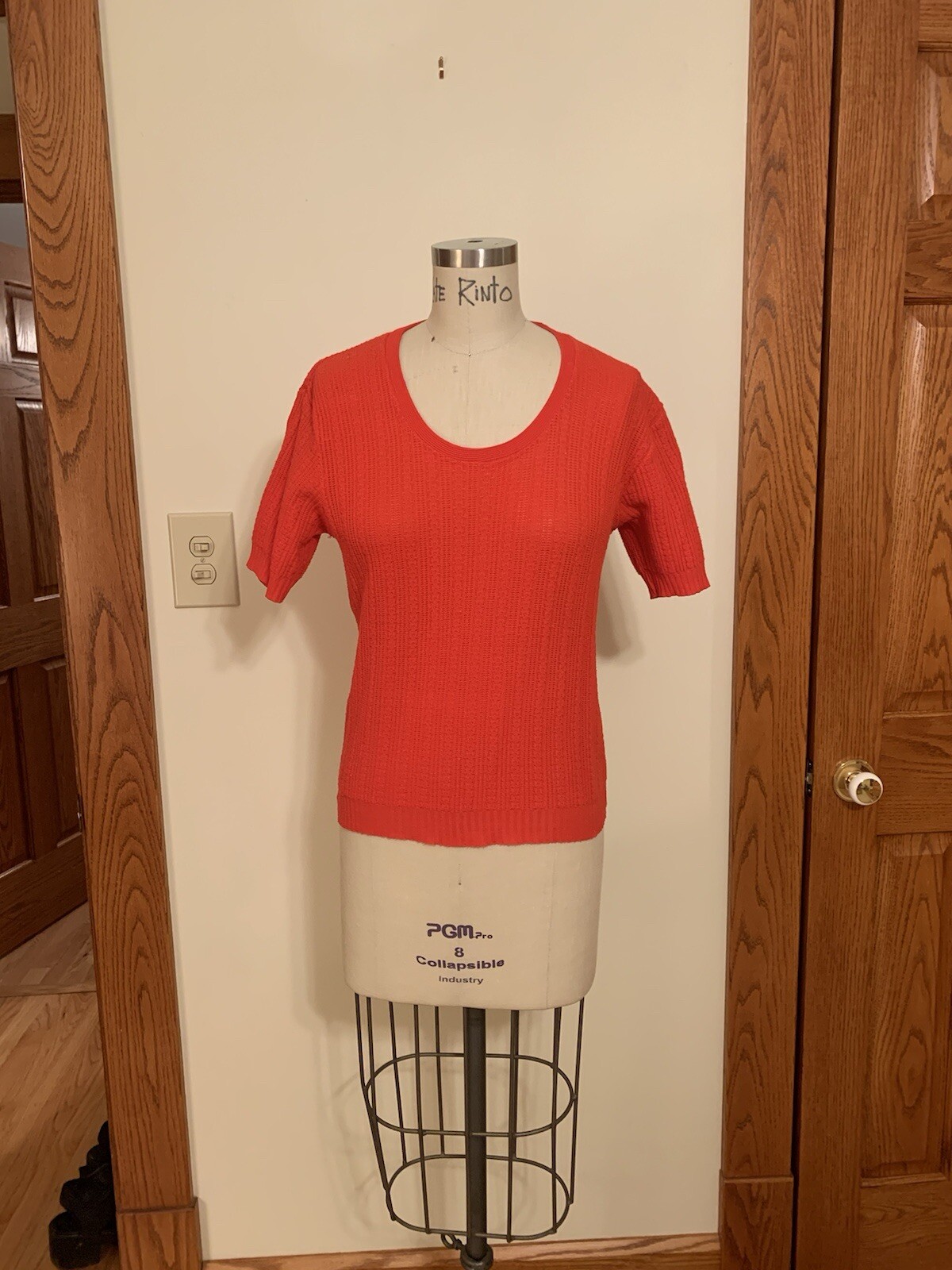 VTG miss holly red orange pull over head short sleeve sweater 100% Polyester L