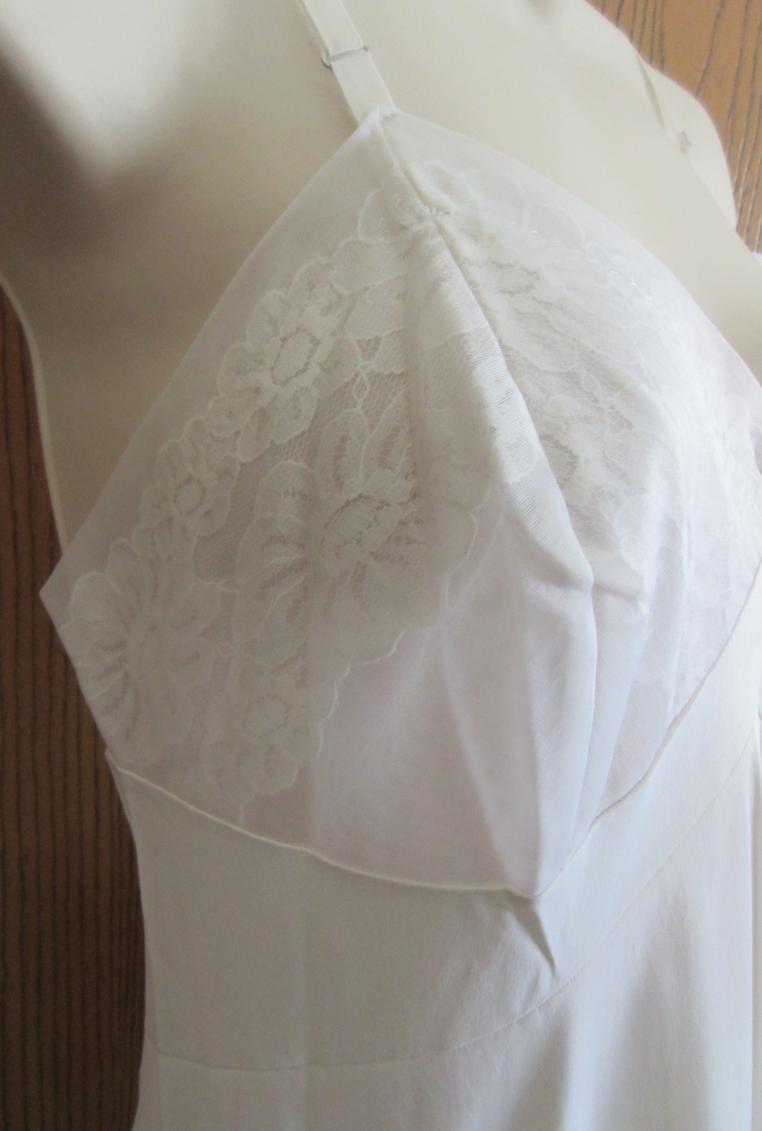 VANITY FAIR IVORY NYLON 4&Prime; CHIFFON LACE full slip nightgown size 38 bust 40&Prime; USA