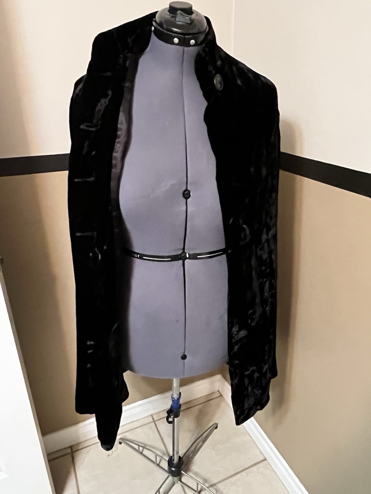 VTG Black Velvet Cape Button Front Victorian Opera Goth Steampunk 34” Long READ