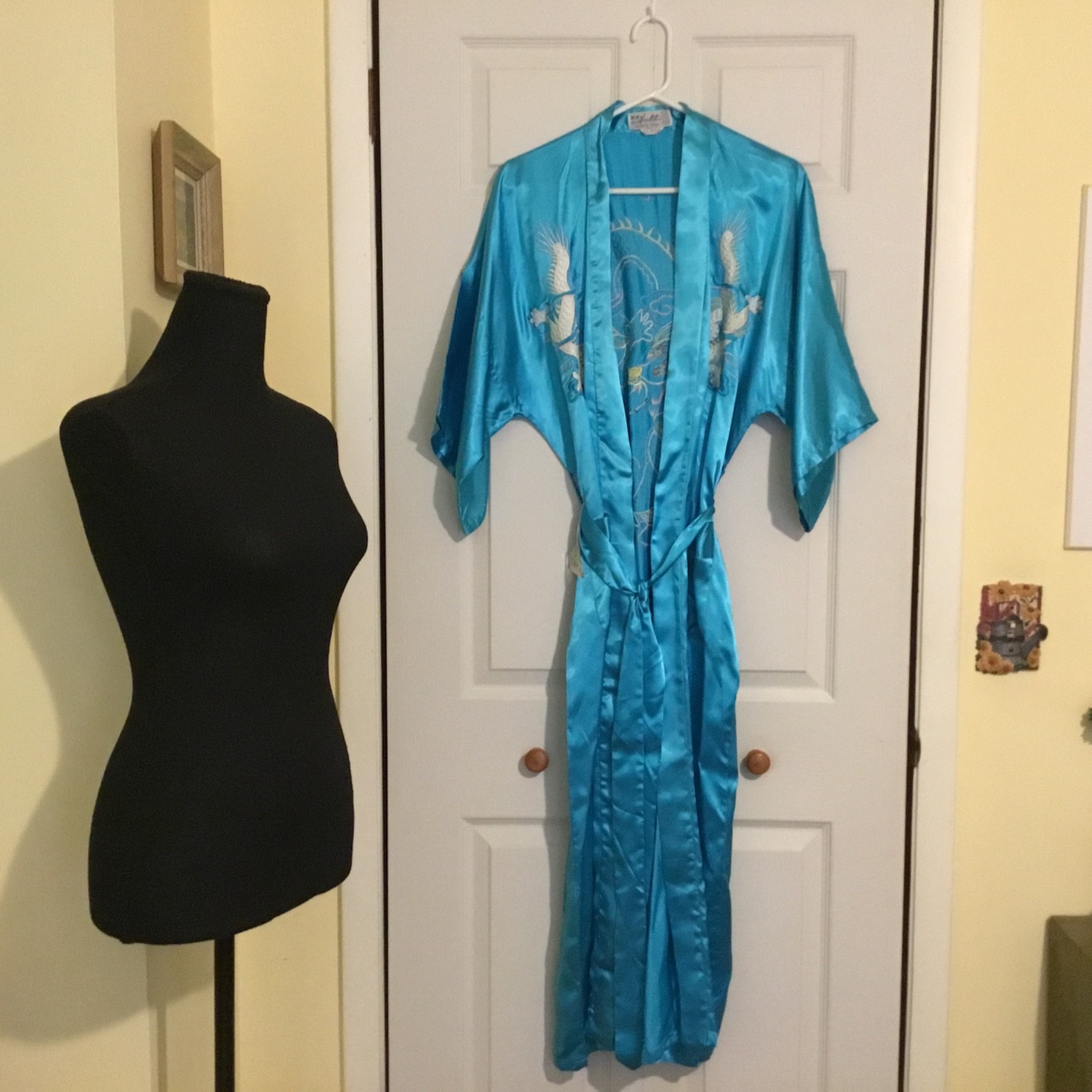 VNTG 60&rsquo;s 100% Rayon Dressing Robe blue w White Dragon embroidery Unisex one sz