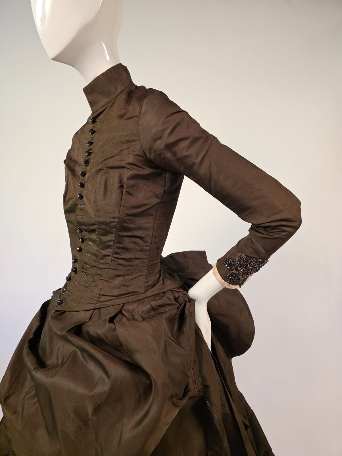 VICTORIAN 1880’S 3 PC BROWN SILK BUSTLE DRESS W BEADED TRIM + FULL VOLUME SKIRT