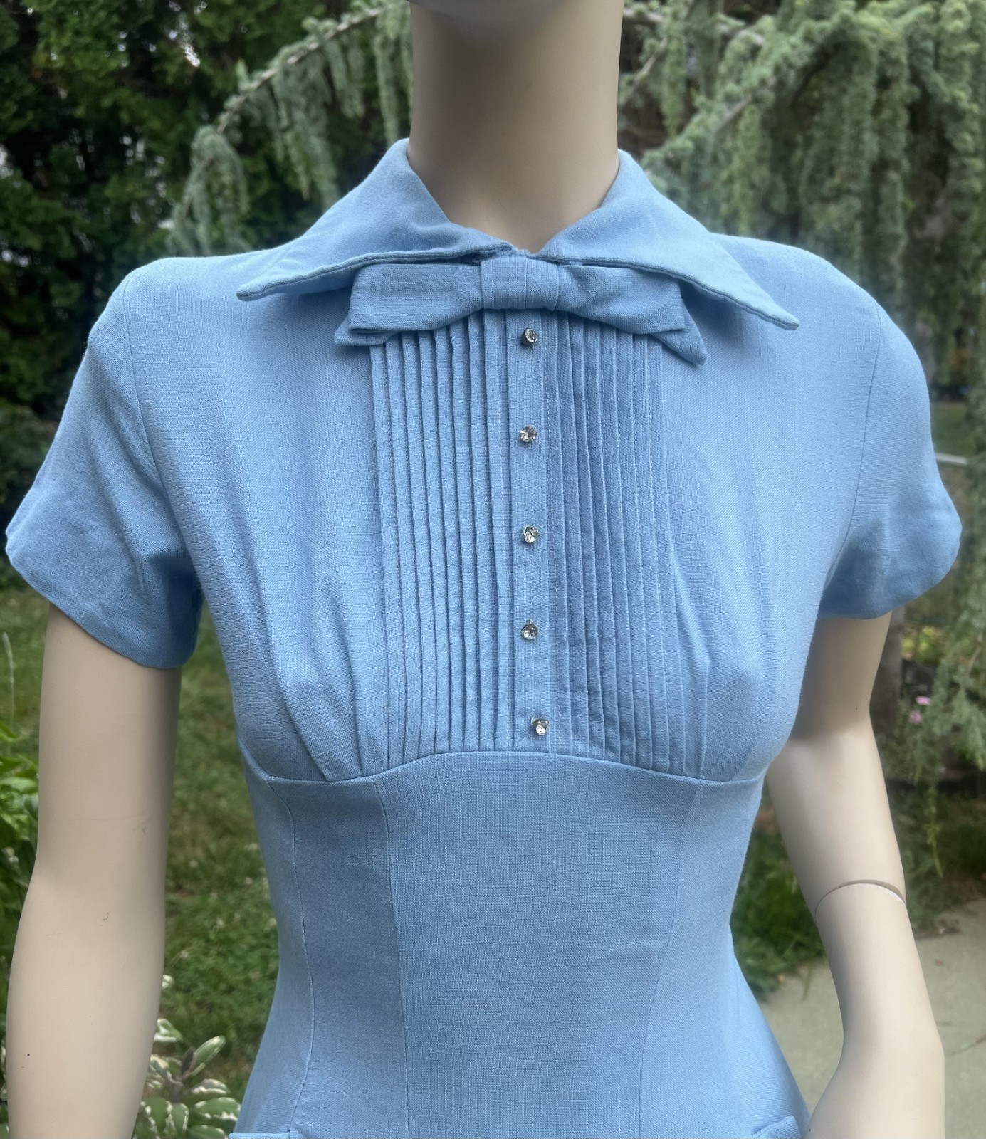 VINTAGE 1940&rsquo;s BLUE COTTON DRESS W/ POINTED COLLAR & BOW