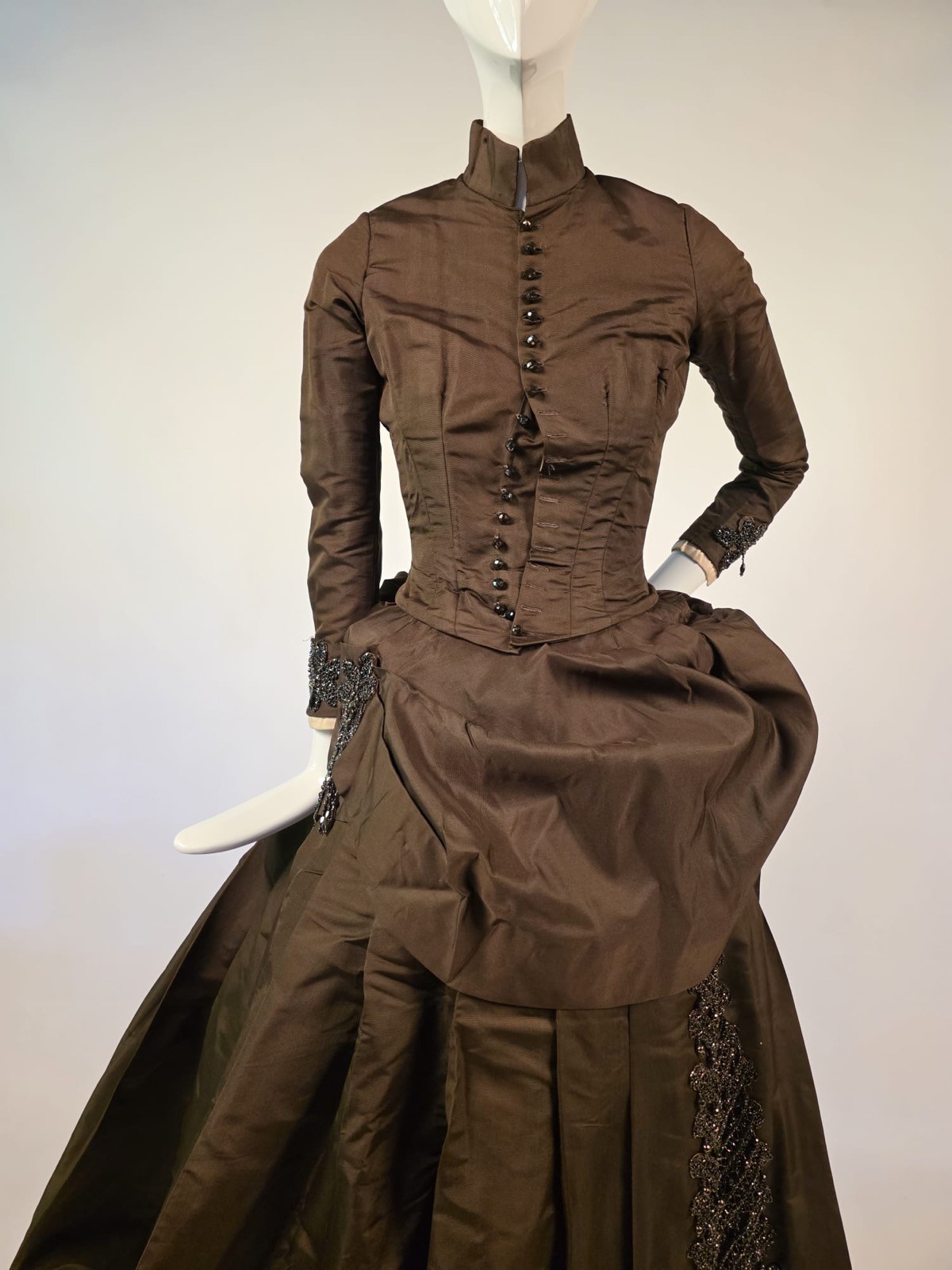 VICTORIAN 1880’S 3 PC BROWN SILK BUSTLE DRESS W BEADED TRIM + FULL VOLUME SKIRT