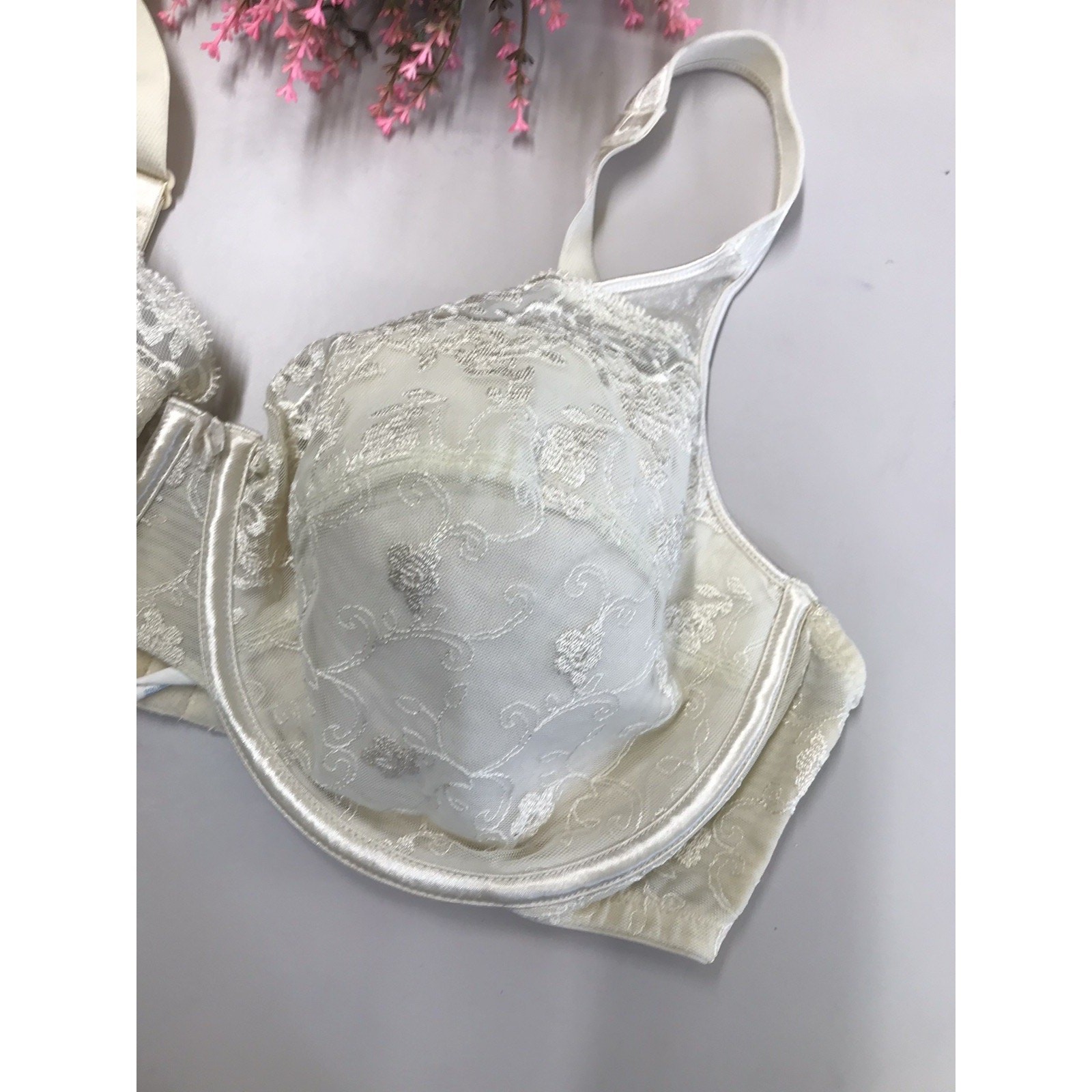 Vintage Playtex Secrets Satin & Lace #4022 Underwire Soft Cup Bra In Ivory 40DD