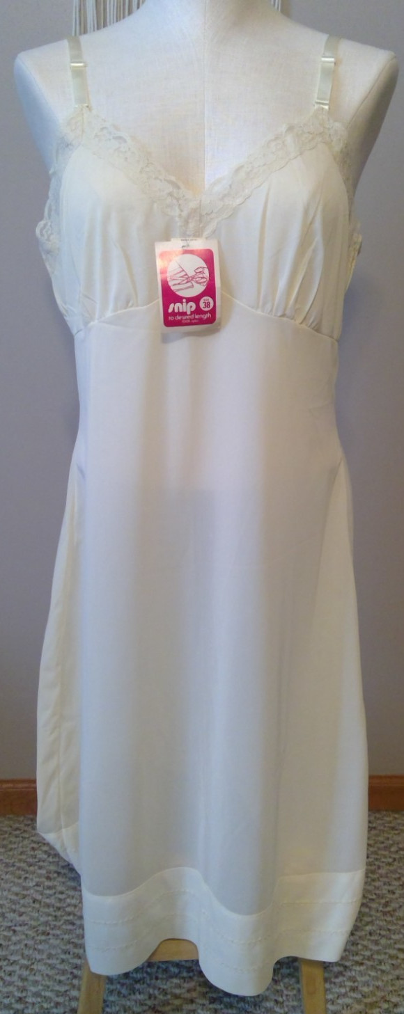 Vintage ladies full slip 100% nylon, « snip to desired length » sz 38 new w/tags