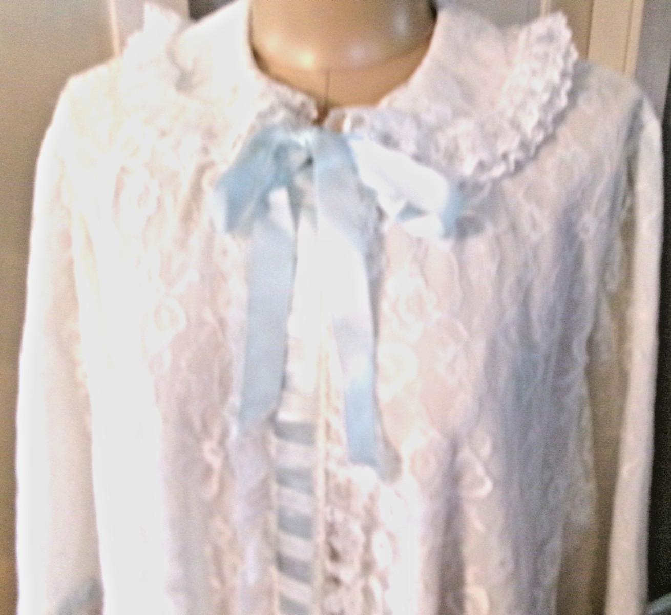 VINTAGE ODETTE BARSA GORGEOUS WHITE SATIN & CHANTILLY LACE ROBE M