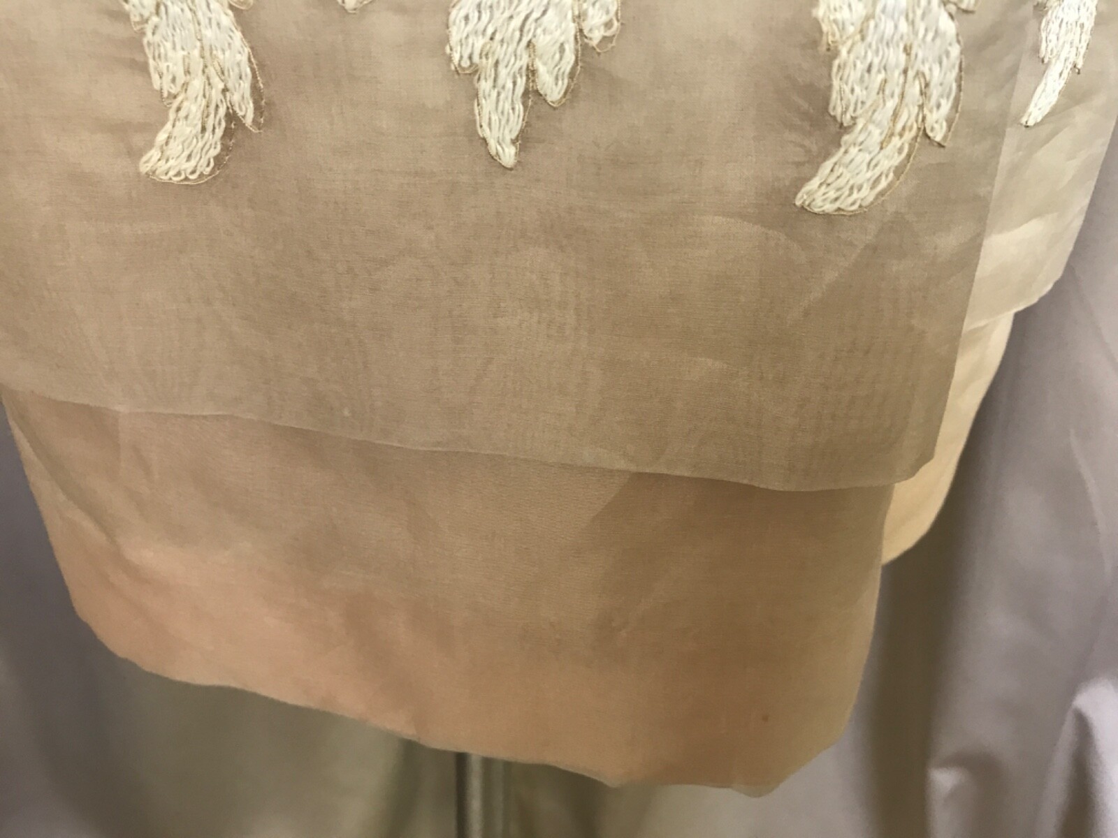 Vintage « Union » made with silk & taffeta flowerly embroidered ivory/peach dress