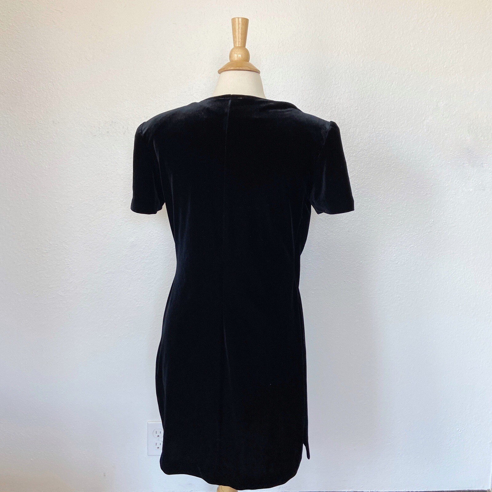 Vintage 90’s Scarlett Solid Black Velvet Short Sleeve Mock Cocktail Dress