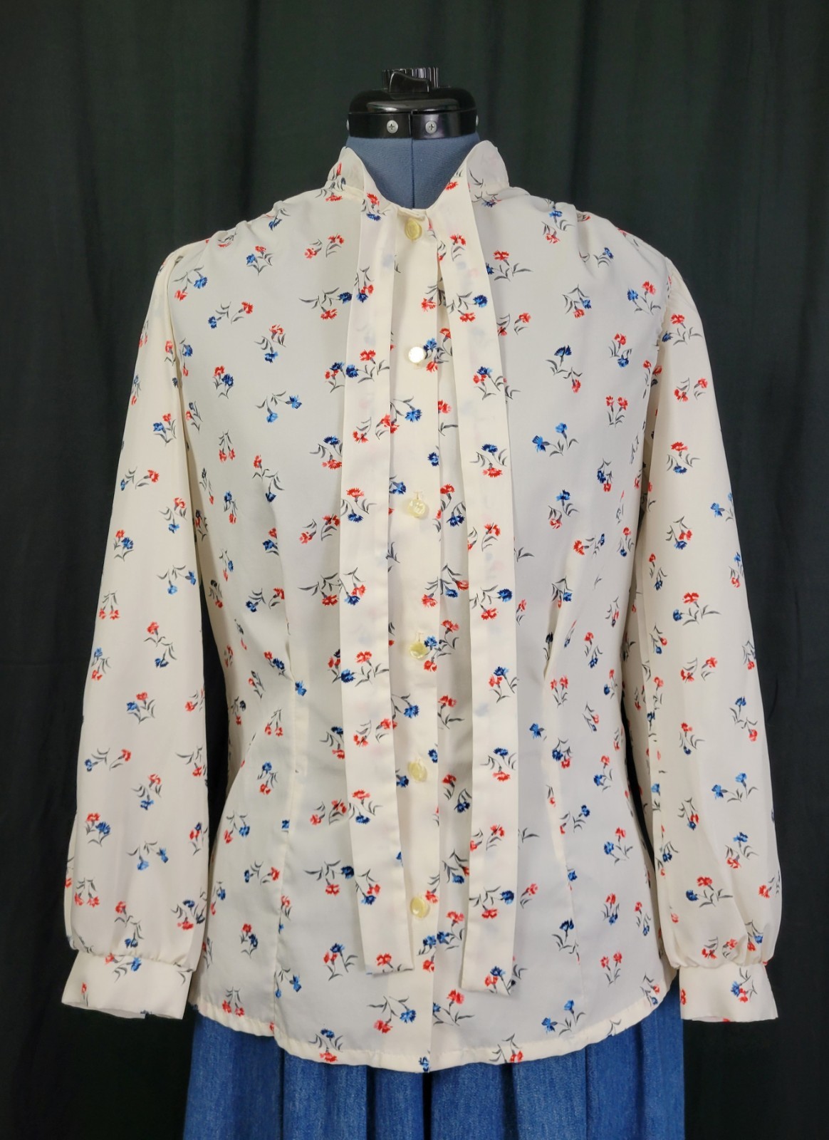 Vintage Lady Holiday Cream Button Down Blouse w Blue & Red Florals Size M/L?