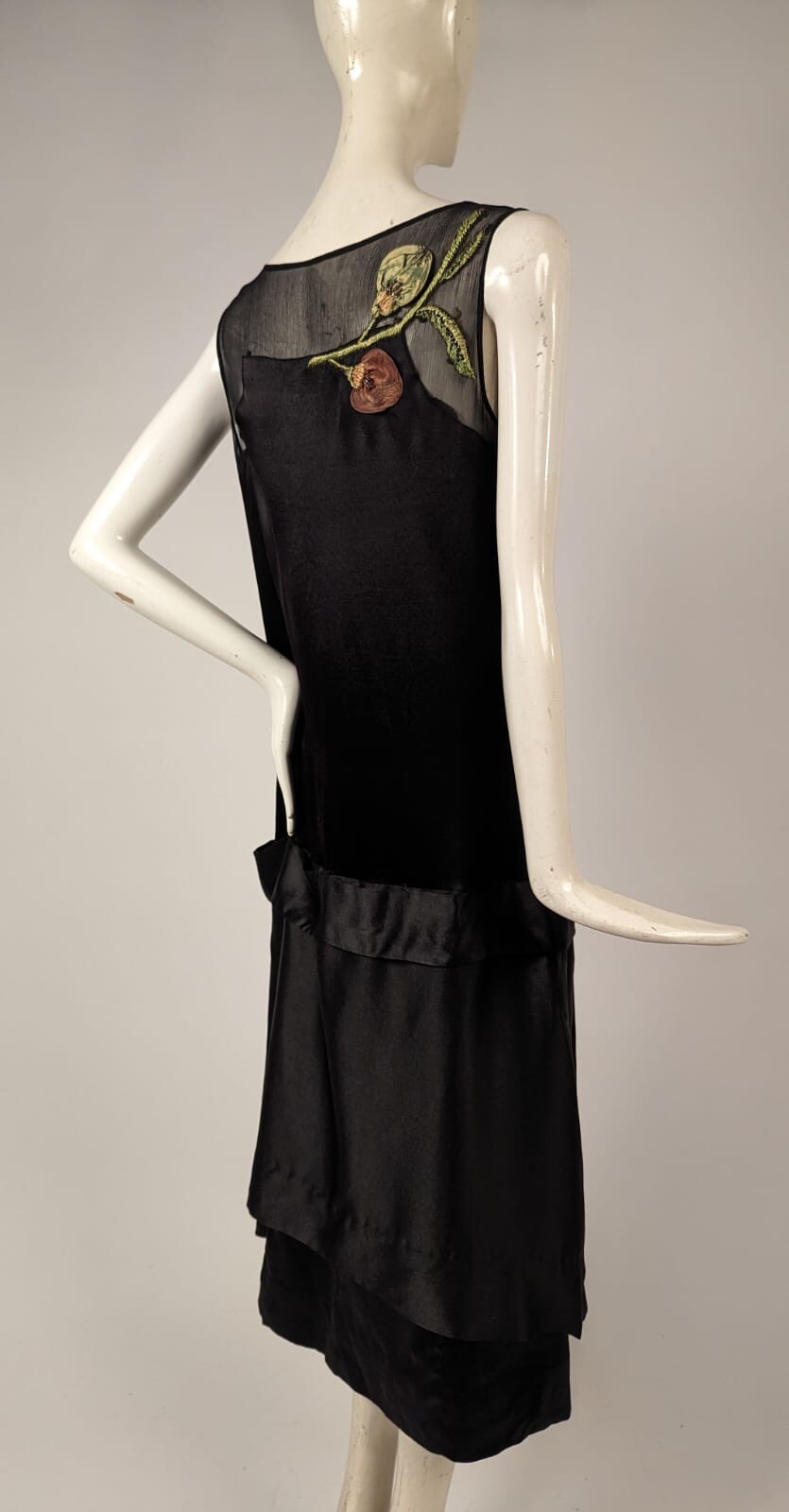 MUSUEUM QUALITY FLAPPER 1920’S SILK + CHIFFON DRESS W METALLIC FLORAL DETAILING