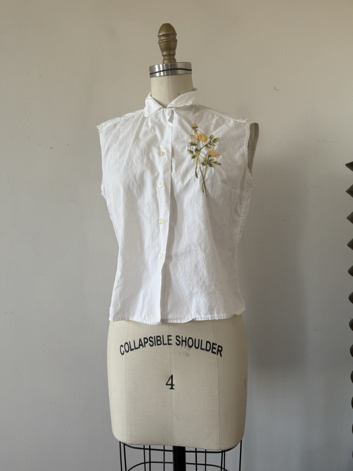 1940s 50s Cap Sleeve Cotton Loop Collar Button Up Shirt Embroidered Floral S/M