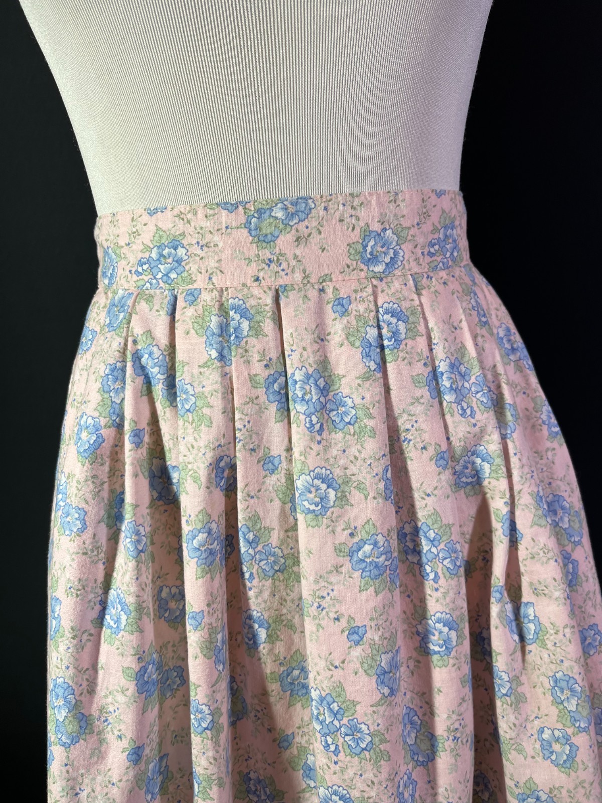 Vintage Selections by Manor House 25&Prime; Waist Skirt Cotton Floral Pink Pleated