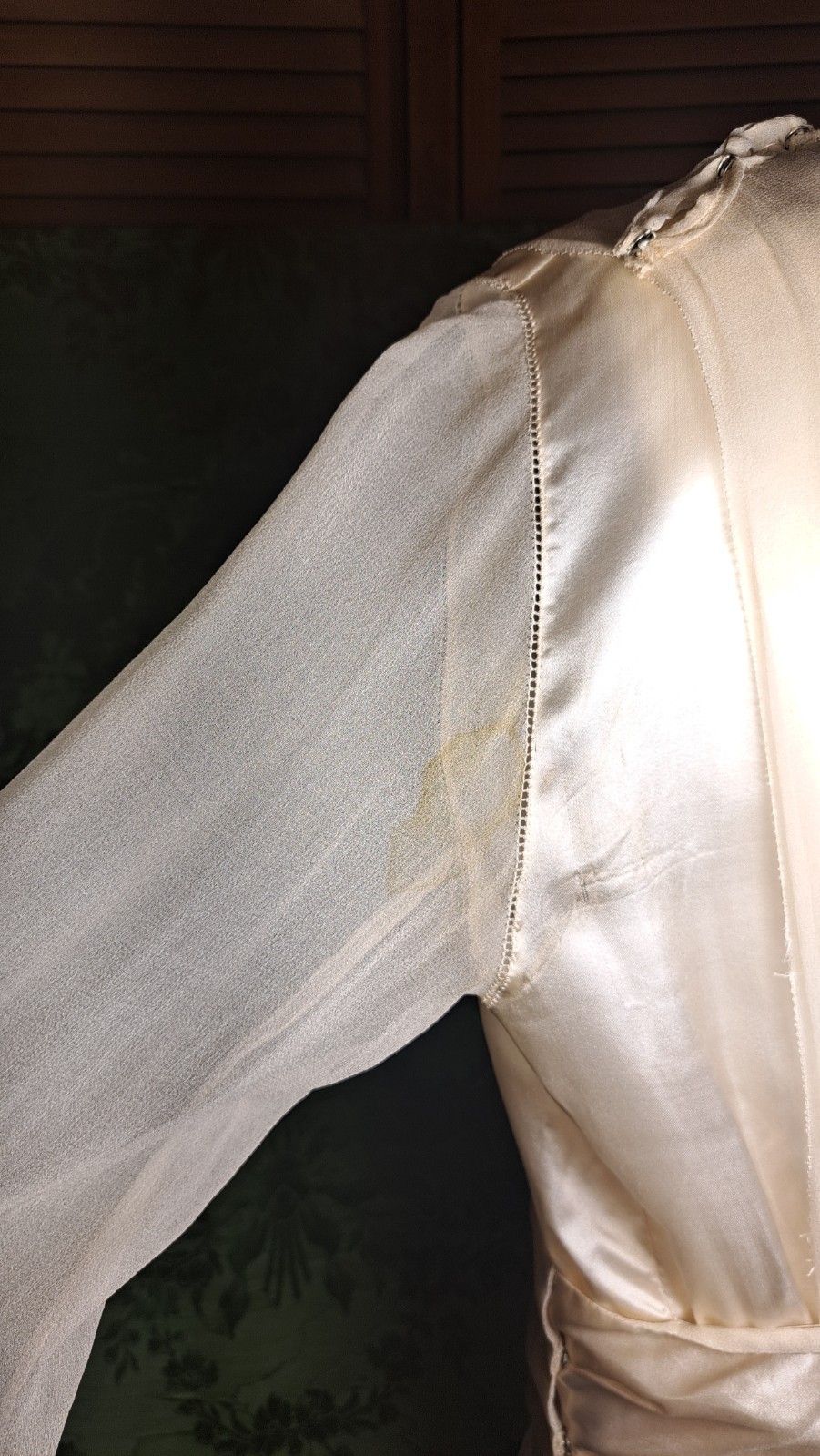 LATE EDWARDIAN CHIFFON AND SILK WEDDING GOWN WITH TRAIN, PEARLS