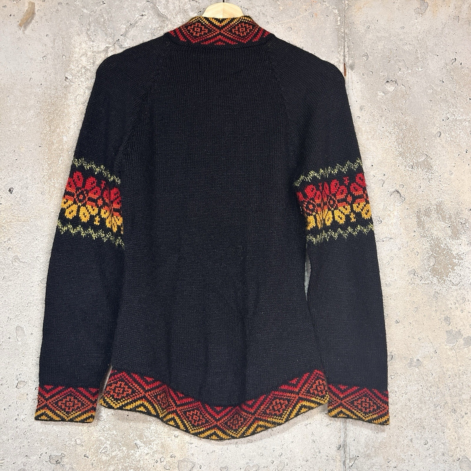 Vintage 70s polyesterblack green red yellow floral sweater