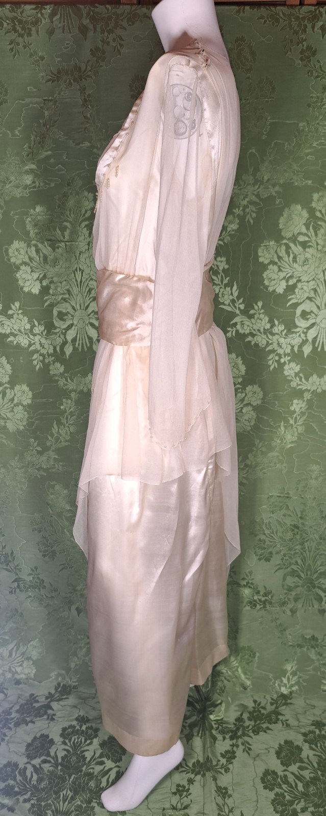 LATE EDWARDIAN CHIFFON AND SILK WEDDING GOWN WITH TRAIN, PEARLS