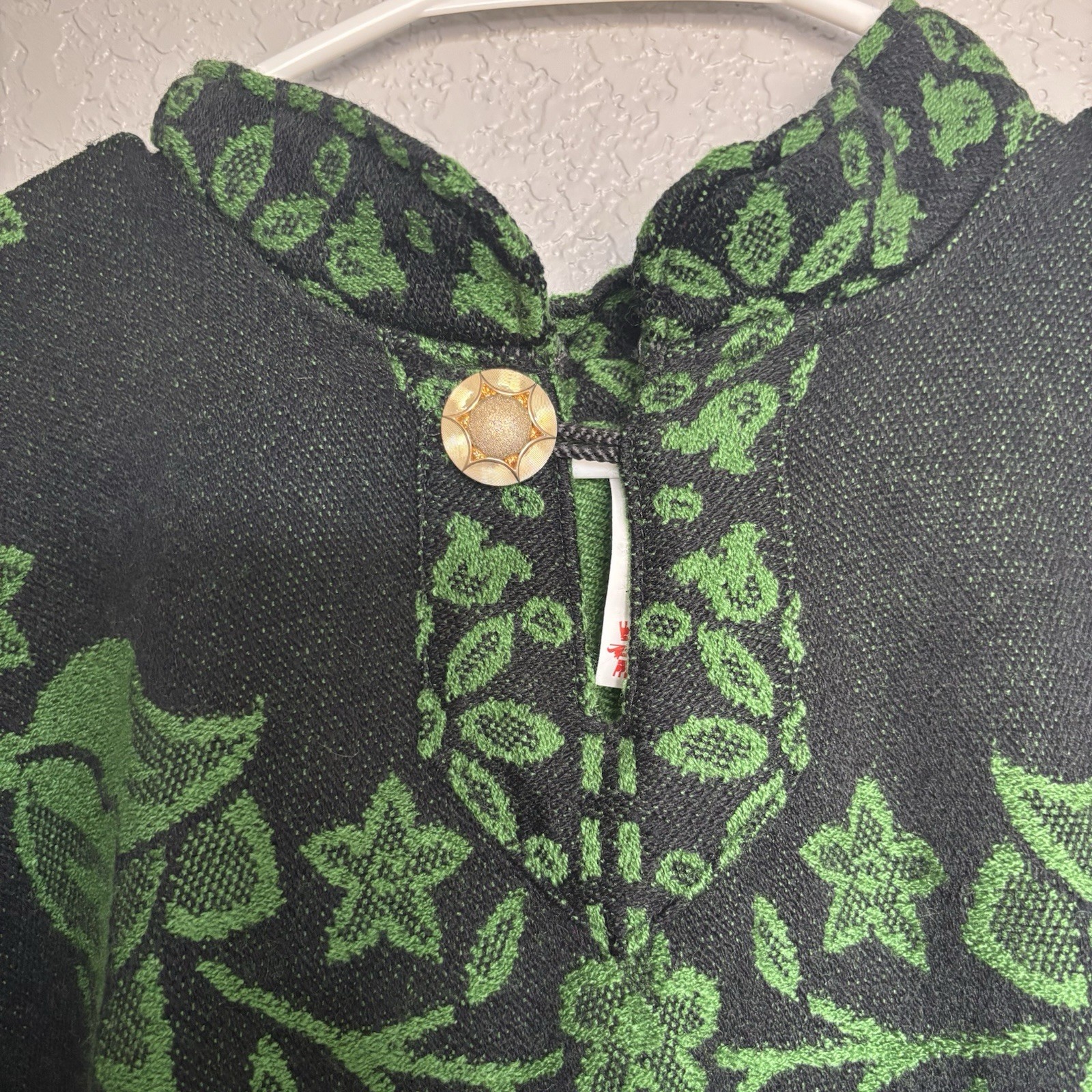 Artesanía San Marín Handmade Green/Black Peacock Print Poncho