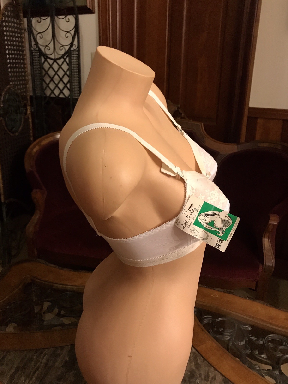 Vintage Bra Padded White Lace Nylon Spandex Lycra Adjustable Strap 1970s NEW 32B
