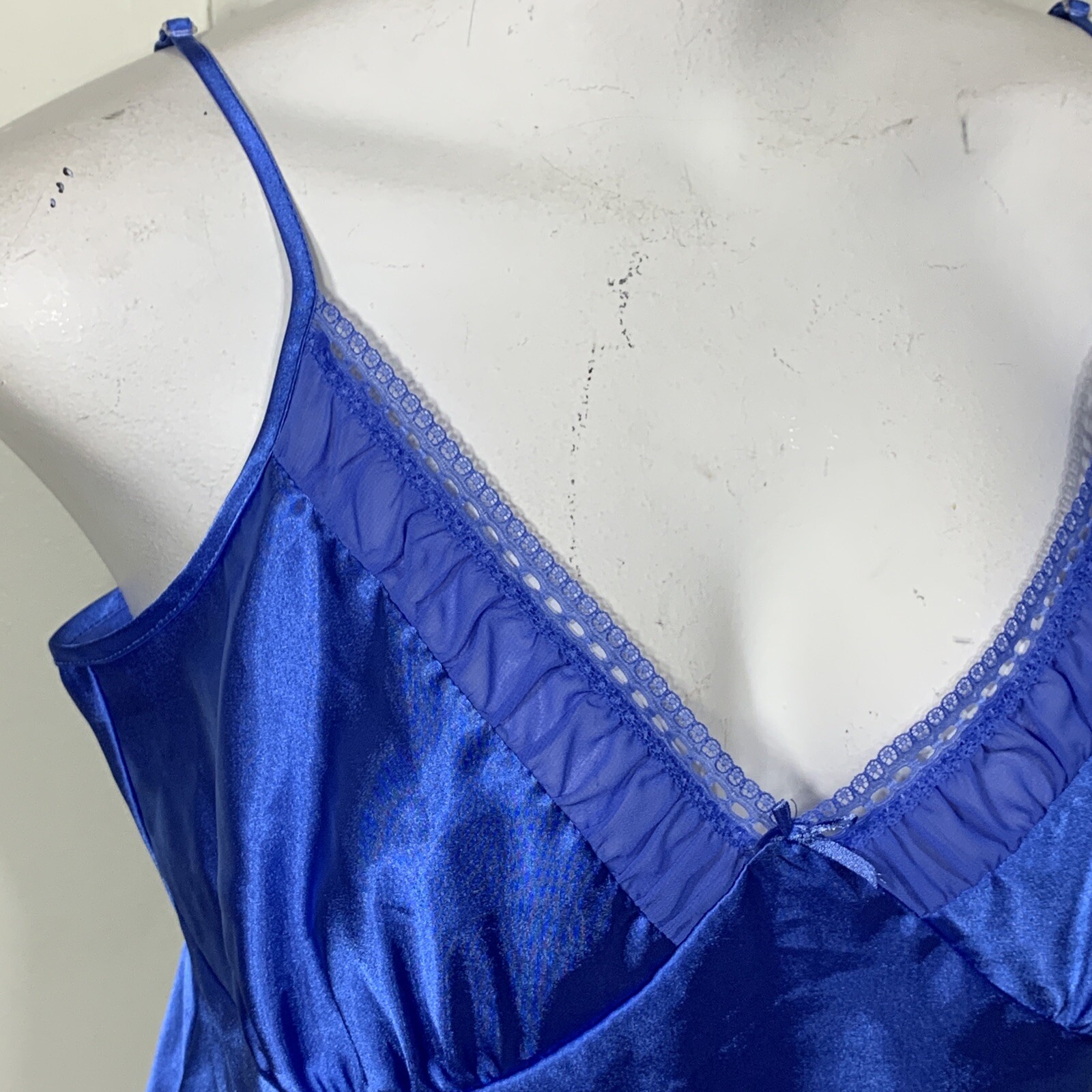 Enchanting Liquid Satin Cami Top Camisole Shirt Size Medium Glossy Sapphire Blue