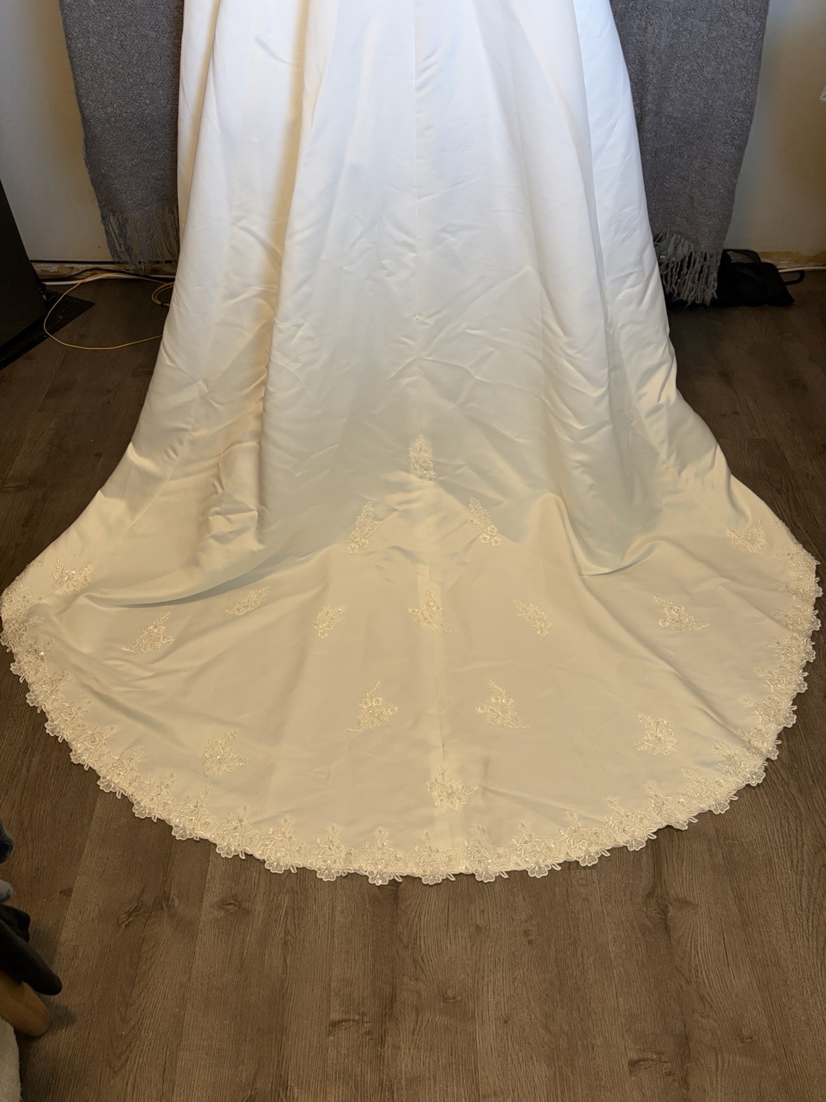 Christina Wu Ivory Lace Appliqué Wedding Dress Size 16 Regular Style 1660-2