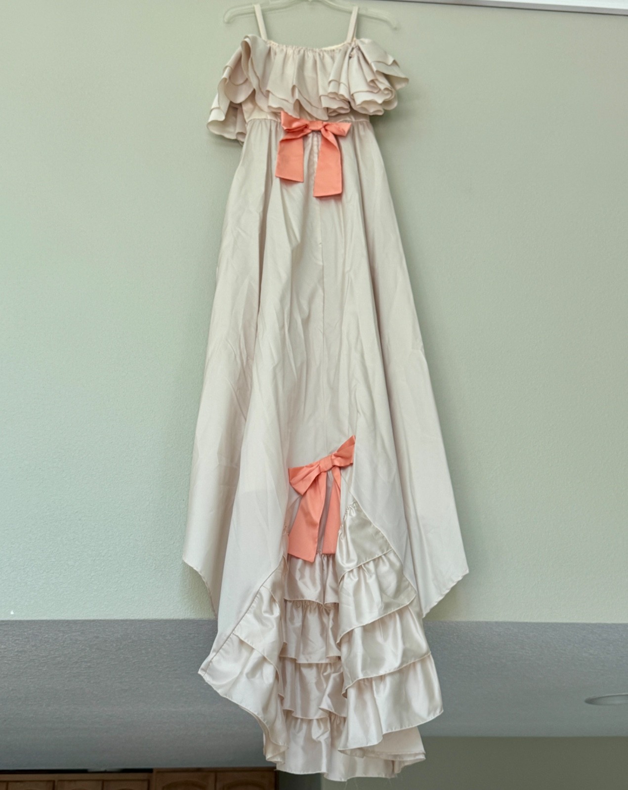 VTG Romantic Dress with Ruffle Train and Bows S 1072