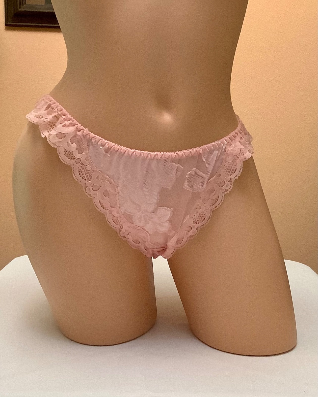 Vintage Victoria&rsquo;s Secret Bikini Panty Gold Crown Label 1981-82 Pink L/7 NWT