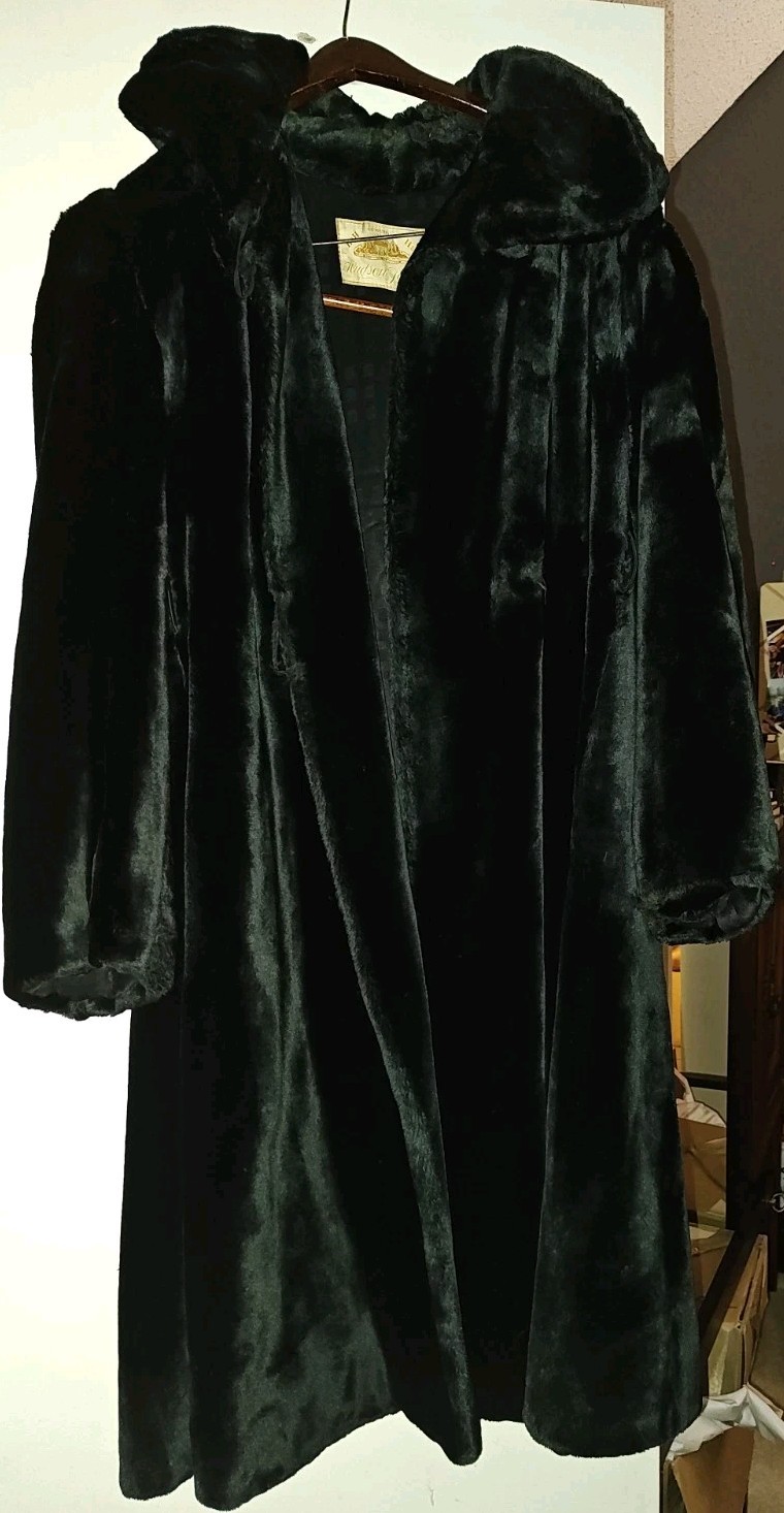 Beautiful Hind & Hudson Blac Muskrat Flapper Girl Coat 1920.