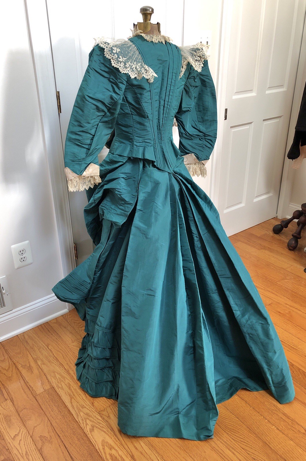 Antique 1880s 3Pc *EMERALD GREEN SILK Victorian BUSTLE DRESS w/PRINCESS JACKET*