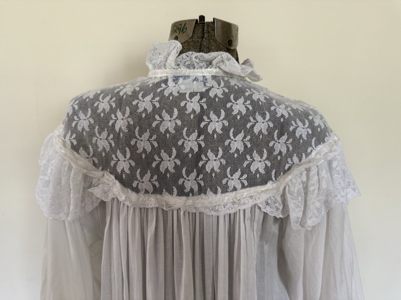 Priamo Neiman Marcus Robe Peignoir