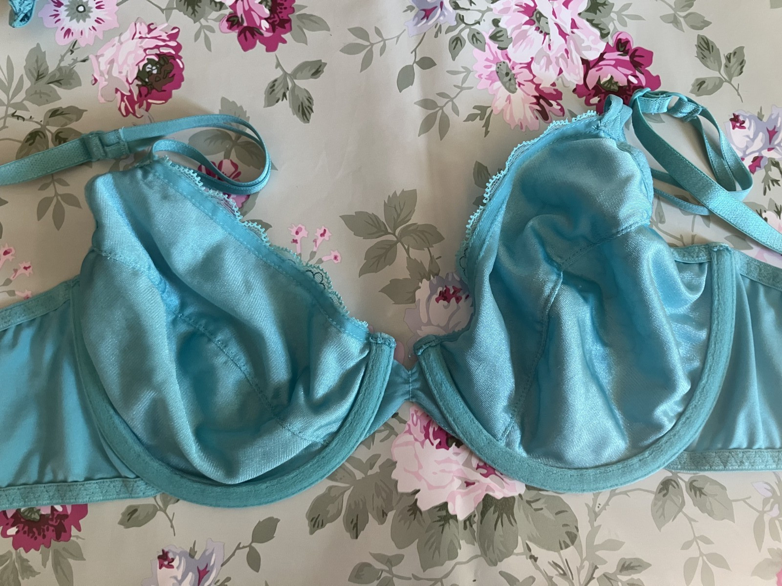 Vassarette 36C, 36D, 38C OR 36D Underwire Bra Floral Lace