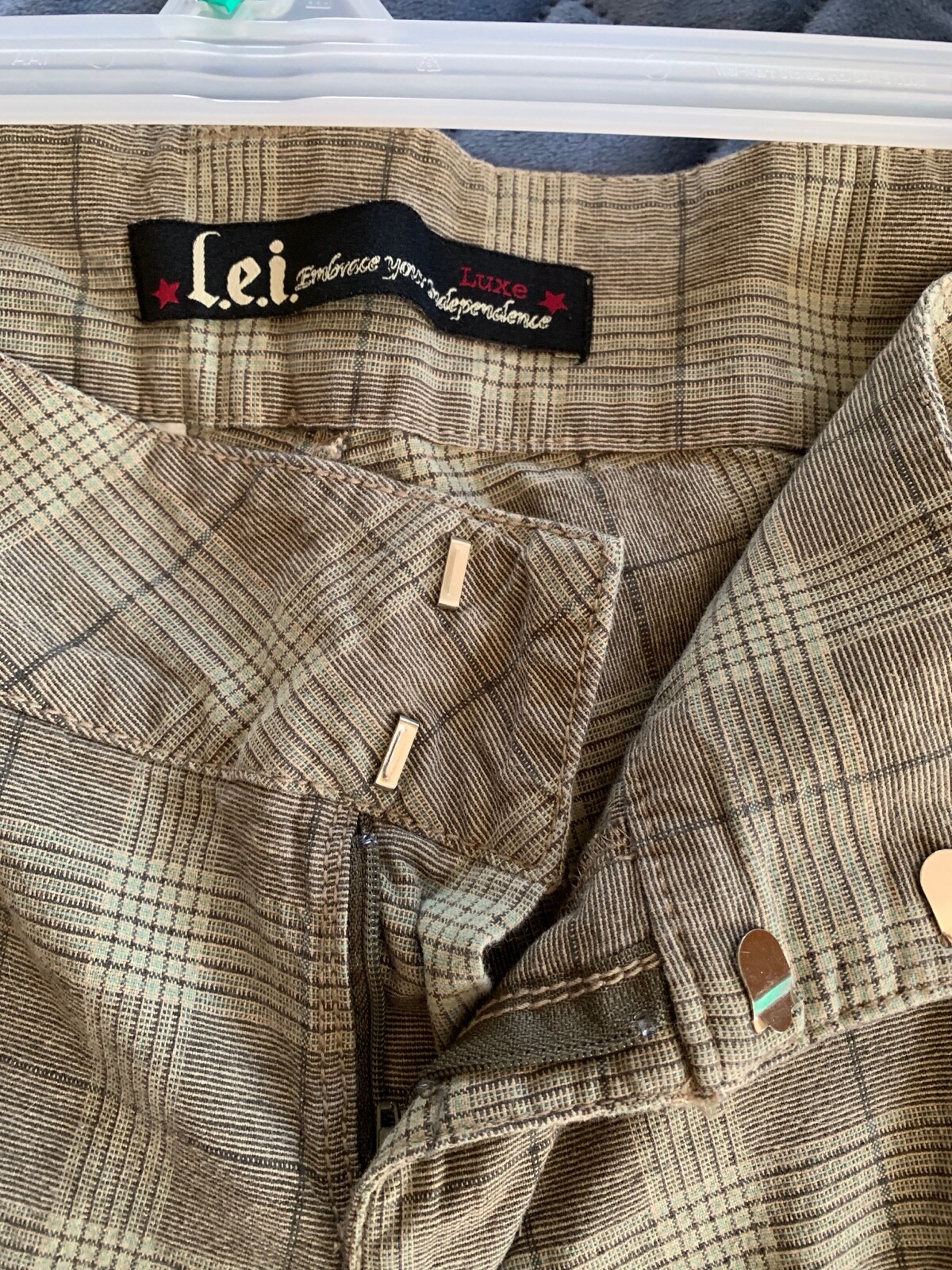 DS1— L.E.I. vintage Juniors Plus shorts, green plaid. SIZE 14