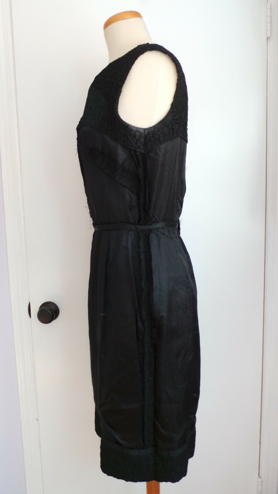 1950s-1960s black sleeveless texture sheath dress lined Sz 8? 30&Prime; waist 38&Prime; bust