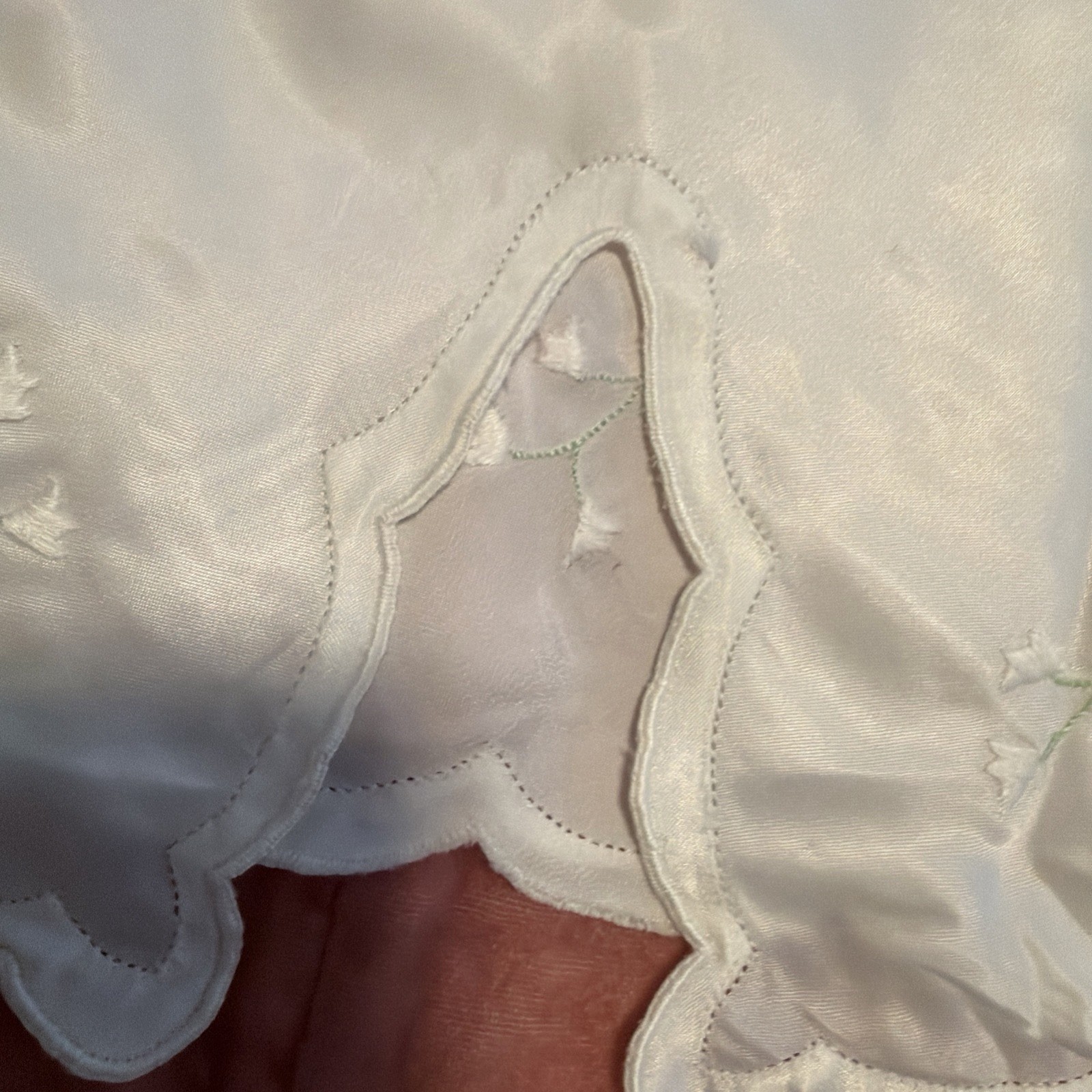 Vintage 60s Odette Barsa sz. LARGE Hand Embroidered Lily of the Valley Half Slip