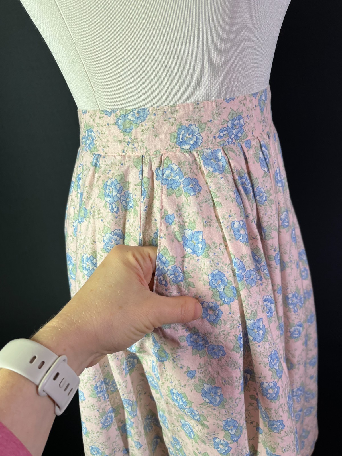 Vintage Selections by Manor House 25&Prime; Waist Skirt Cotton Floral Pink Pleated