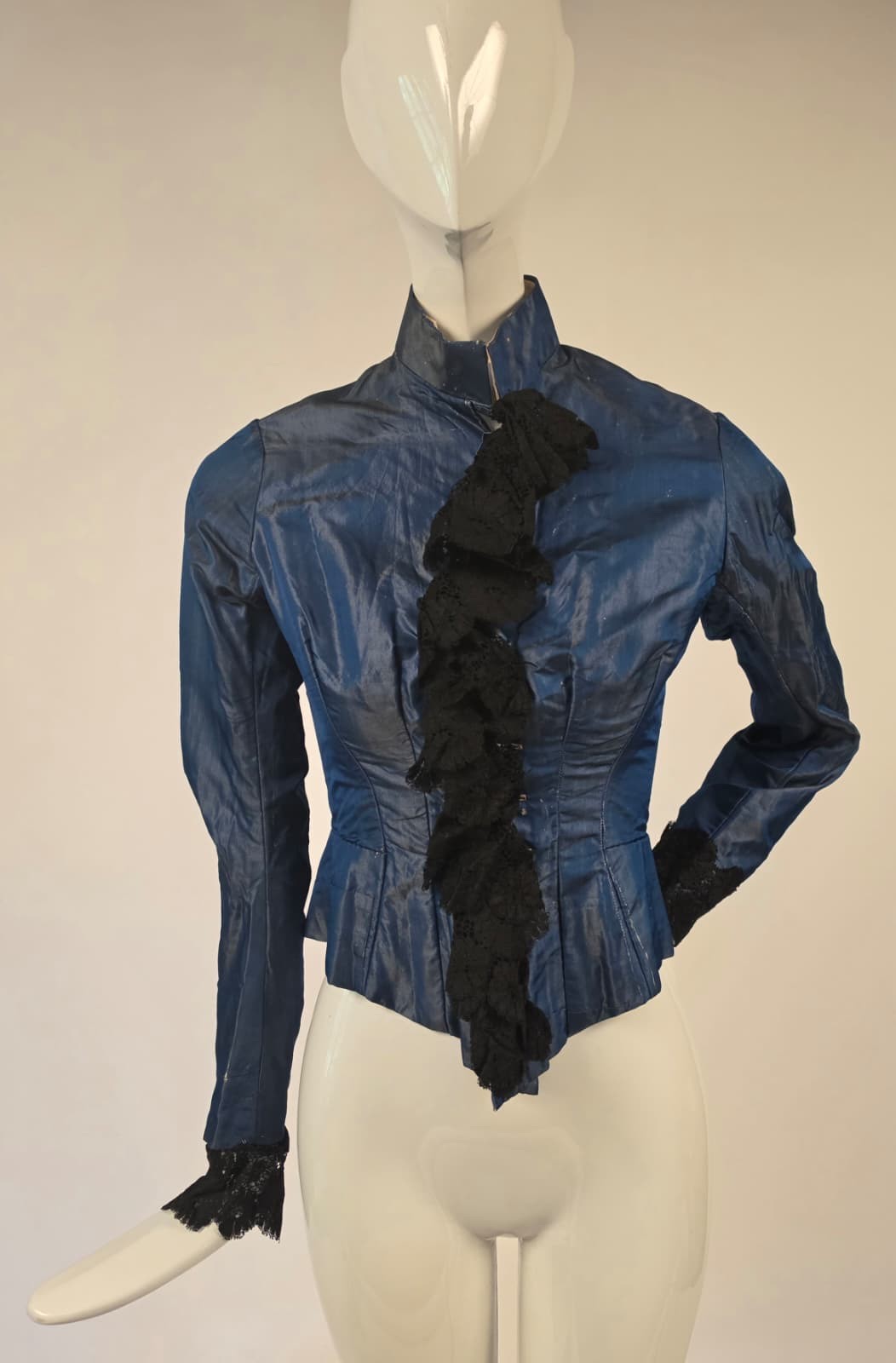VICTORIAN 19TH C BLUE SILK TAFFETA BODICE W BLACK LACE TRIMMED FRONT