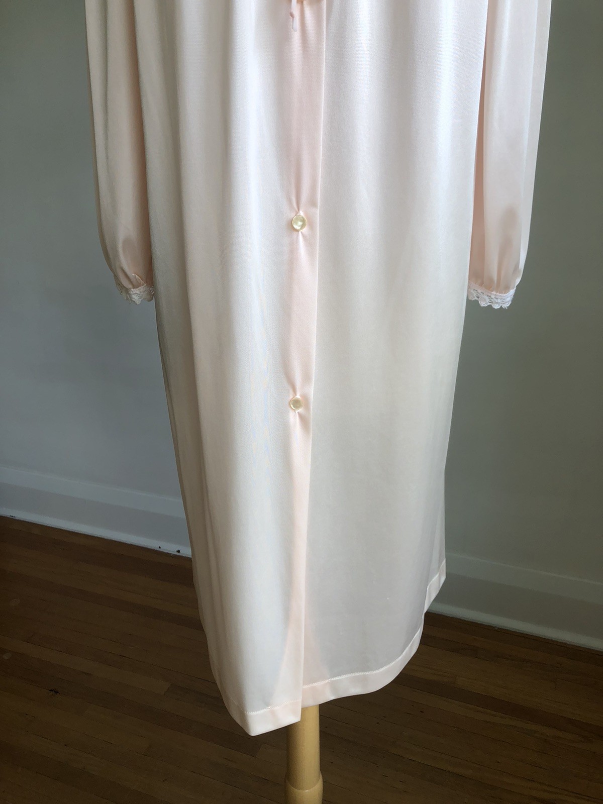 GORGEOUS VTG LORRAINE Light Peach Nylon Floral Embroidered Button-up Nightgown S