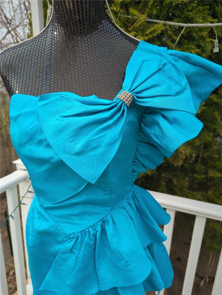 1980&rsquo;s VTG. AQUA/BLUE RUFFLE ONE SHOULDER RHINESTONE PROM CLIMAX DRESS–32&Prime; BUST