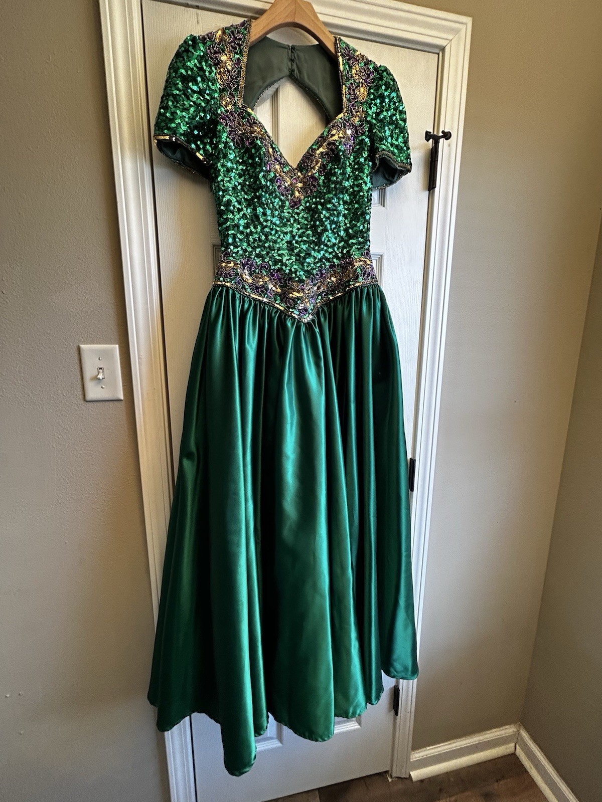 mike benet dress emerald green sequins Mardi Gras Ball Size 8 St. Patrick’s Day
